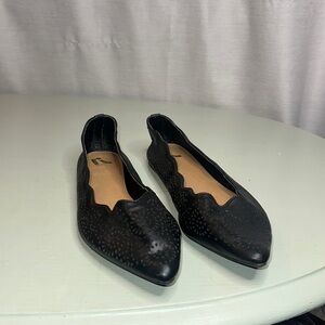 REPORT SCALLOPED POINTED TOE FLATS (size 11w)